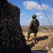 An Israeli soldier occupies a military position overlooking the so-called yellow line in the central Gaza Strip, Tuesday, May 26, 2026. (AP Photo/Ariel Schalit)  ASC116 En israelisk soldat ser ut över den så kallade gula linjen i centrala Gaza i slutet av maj.