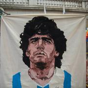 En flagga med Diego Maradonas ansikte i Argentina. Arkivbild.