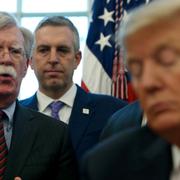 John Bolton i Ovala rummet med Donald Trump