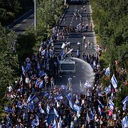Polisen använder vattenkanoner mot demonstranter utanför parlamentet 24 juli 2023.  Ariel Schalit / AP