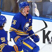 Buffalo-stjärnan Rasmus Dahlin jublar efter det viktiga 2–2-målet i natt. Kort senare byttes glädjen mot sorg.