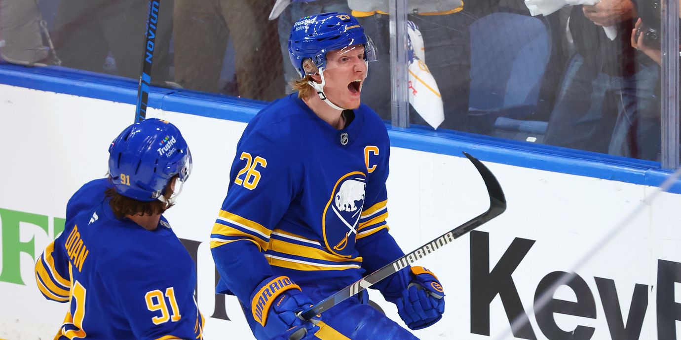Buffalo-stjärnan Rasmus Dahlin jublar efter det viktiga 2–2-målet i natt. Kort senare byttes glädjen mot sorg.