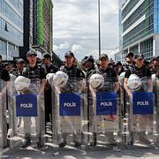 Poliser utanför högkvarteret, 24 maj.