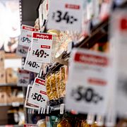 Prislappar i svensk matbutik.
