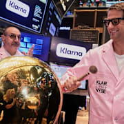 Klarnas vd Sebastian Siemiatkowski fick slå på gonggongen på New York-börsen. 