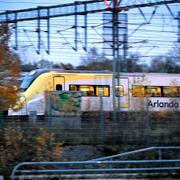 Ett tåg från Arlanda express passerar Solna. Arkivbild. 