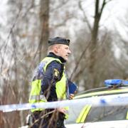 En kvinna med stickskador hittades på fredagsmorgonen utomhus i Mölnlycke, öster om Göteborg