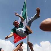 Uppeldade supportrar hissar en medsupporter i VM:s fanzone.