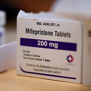 Kvinnan ska enligt åtalet ha tagit tabletter med Mifepriston för att avsluta sin graviditet.