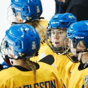 Sveriges Lisa Johansson pratar med lagkamraterna på bänken under träningsmatchen i ishockey mellan Korea och Sverige.