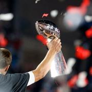 Brady med Vince Lombardi-trofén i natt.