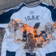 Skärmavbild på klippet som sprids samt arkivbild på Alexander Isak i sin Newcastletröja.