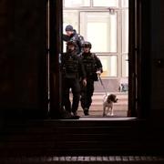 Polisens bombtekniker på plats på gymnasieskolan Malmö latinskola.