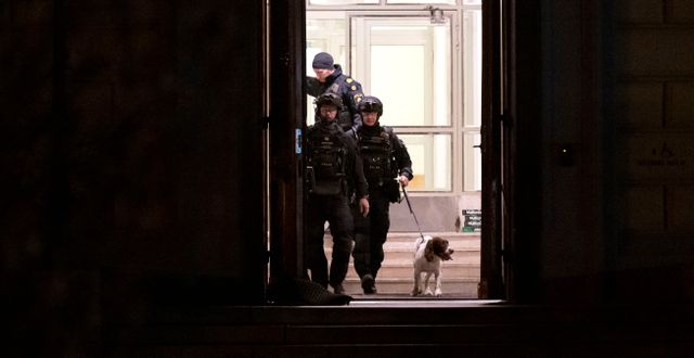 Polisens bombtekniker på plats på gymnasieskolan Malmö latinskola. Johan Nilsson/TT