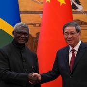 Salomonöarnas premiärminister Manasseh Sogavare med sin kinesiske motsvarighet Li Qiang.