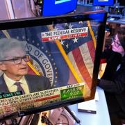 Trader på Wall Street med Fed-chefen Jerome Powell på tv-skärmen. Arkivbild.