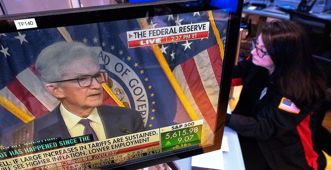 Trader på Wall Street med Fed-chefen Jerome Powell på tv-skärmen. Arkivbild.