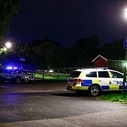 Polisens avspärrning på den plats där en 19-årig man skjutits i Göteborgsstadsdelen Tynnered på söndagskvällen.