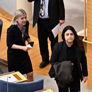 Socialdemokraternas partiledare Magdalena Andersson och Vänsterpartiets Nooshi Dadgostar. Arkivbild.