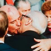 Michail Gorbatjov och Erich Honecker, till höger Raisa Gorbatjov/Arkivbild från Östberlin 1989