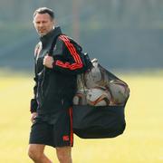 Giggs tar sitt pick och pack.