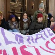 Greta Thunberg och en grupp personer, majoriteten ungdomar, blockerar ingångarna till riksdagshuset.