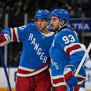 Mika Zibanejad firar med Will Cuylle.