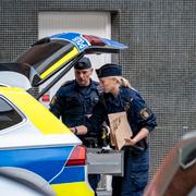 Polis på plats utanför den aktuella lägenheten på lördagseftermiddagen. 