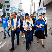 Kristdemokraternas Andreas Carlson (KD), partiledare Ebba Busch (KD) och Camilla Brodin (KD) kampanjar i Solna på fredagen.