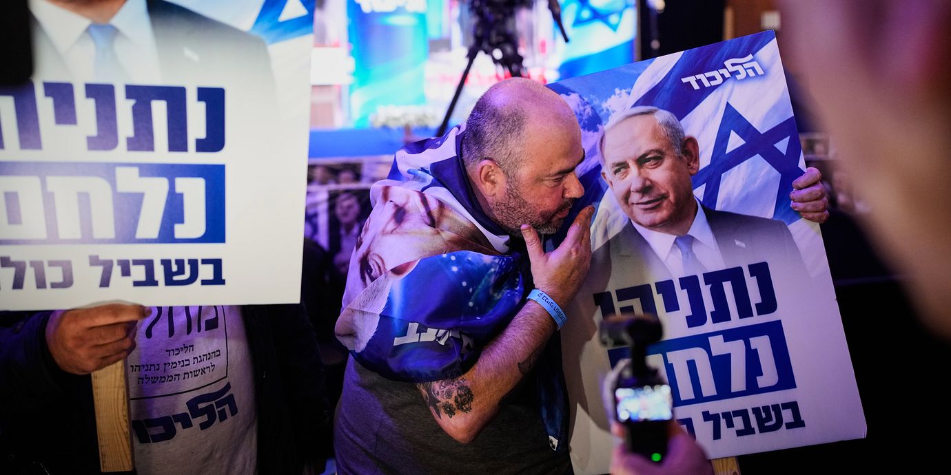 Väljare som stödjer premiärminister Benjamin Netanyahu under valnatten i Israel.