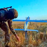 En rysk soldat skickar upp en drönare på en bild som släppts av den ryska militären. Arkivbild.