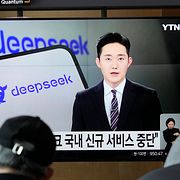 En nyhetsinslag om den kinesiska AI-modellen Deepseek visas på tunnelbanan i Seoul i Sydkorea förra året. Lanseringen av Deepseek blev för många det första tecknet på att Kina var på väg att komma ikapp USA inom AI.