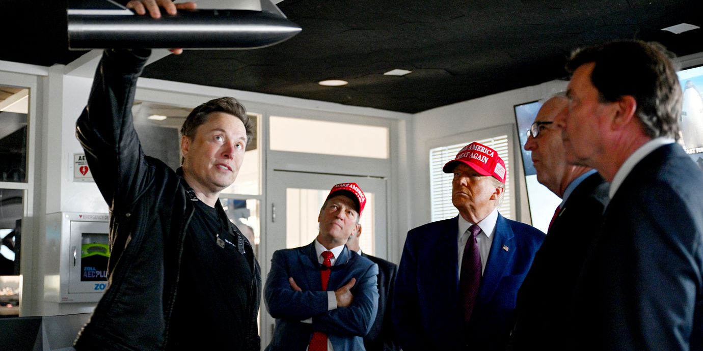Elon Musk och Donald Trump under en uppskjutning.
