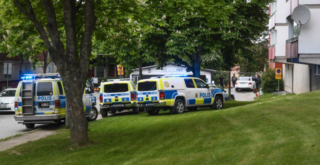 Polis på plats i Husby i nordvästra Stockholm efter skjutningen. Fredrik Sandberg/TT / TT NYHETSBYRÅN