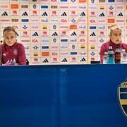 Spanska spelarna Irene Paredes och Alexia Putellas vid torsdagens pressträff inför Nations League-matchen mot Sverige.