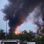 Rök stiger efter ryska attacker mot Kyiv.