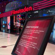 En skylt som informerar om driftstopp i försäljningsystemet utanför Filmstaden i Mall of Scandinavia. 