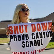 Paris Hilton under en protest utanför Provo Canyon School den 15 juni i år.