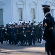 Utanför Vita Huset pågår förberedelserna för Donald Trumps installation. 