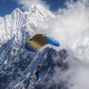 I höst kan du hoppa fallskärm över Mount Everest – men det kostar.