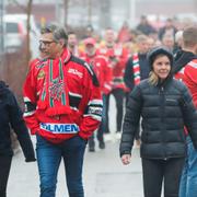 Modosupportrar utanför Hägglunds arena tidigare i finalserien.