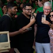 Apples vd Tim Cook i samband med öppnandet av den första Applebutiken i Mumbai. 