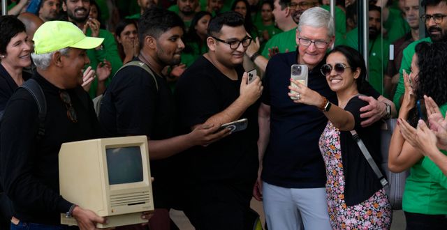 Apples vd Tim Cook i samband med öppnandet av den första Applebutiken i Mumbai.  Rafiq Maqbool / AP