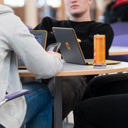 Illustrationsbild. Elever med datorer på en gymnasieskola i Haninge.
