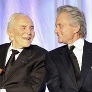 Arkivbild: Kirk Douglas tillsammans med sonen Michael, 2011