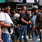 Beväpnade civila, så kallade colectivos, i Caracas i söndags.