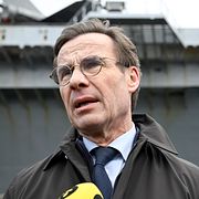 Statsminister Ulf Kristersson vid en pressträff innan det bilaterala mötet på det franska hangarfartyget Charles De Gaulle (R91) vid kaj i Norra hamnen i Malmö på fredagen.