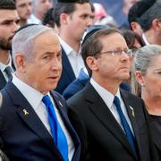 Isaac Herzog (trea från höger) med bland andra Benjamin Netanyahu.