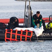 Spanska civilgardet bärgar en kropp från vattnet utanför exklaven Ceuta.