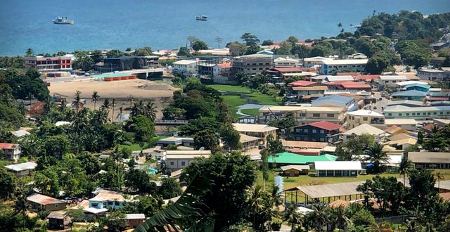 Fartyg lägger till vid Salomonöarnas huvudstad Honiara 2018. Mark Schiefelbein / AP